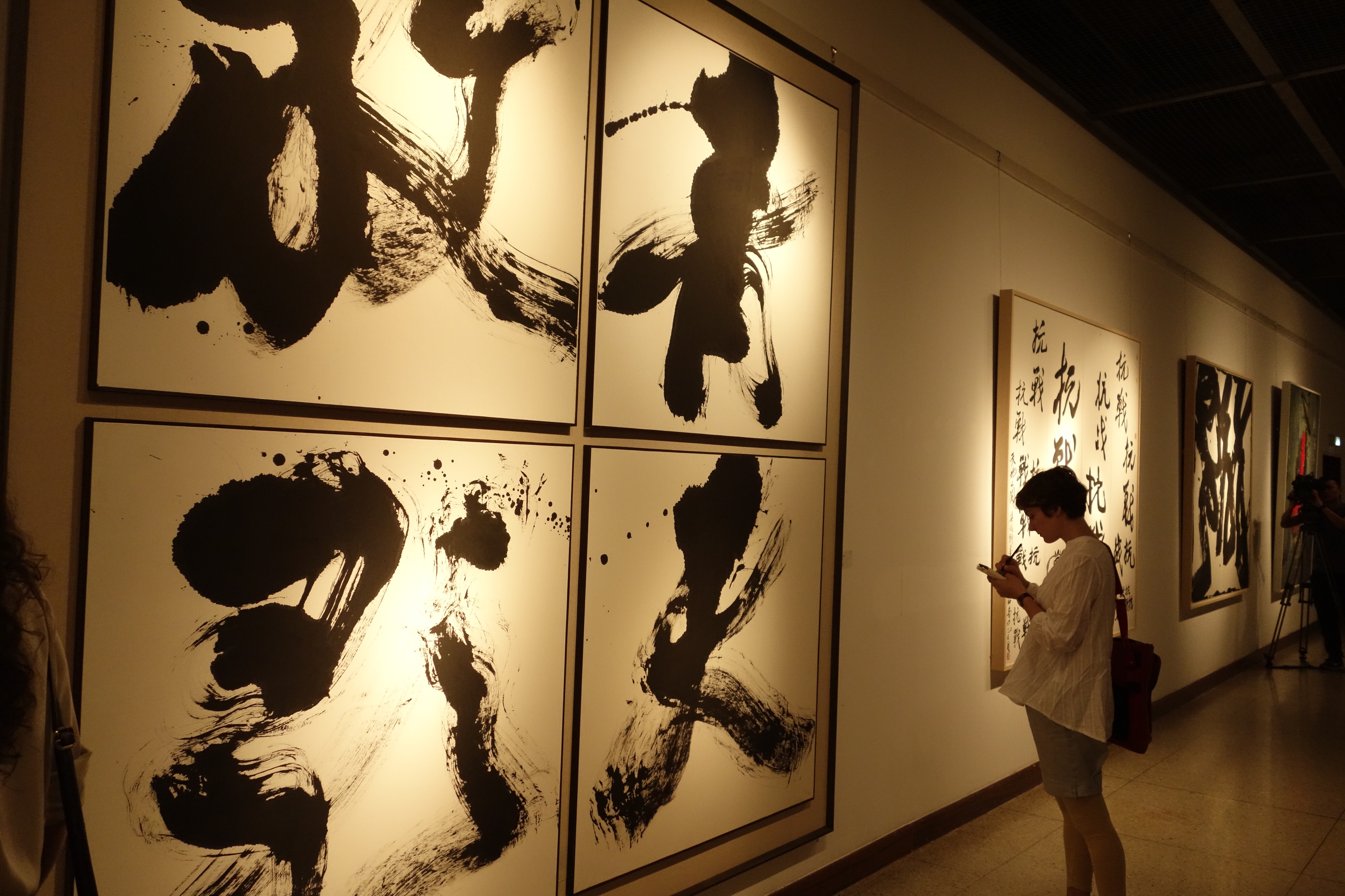 《青天放歌》（纸本水墨书法 200 x 200 cm ）第三届《杭州国际现代书法艺术展》太阳集团81068网址美术馆展出现场 2015年 